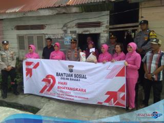 Sambut HUT Bhayangkara ke-79, Polsek Pangkalan Berandan Tebar Kepedulian Lewat Bantuan Sosial